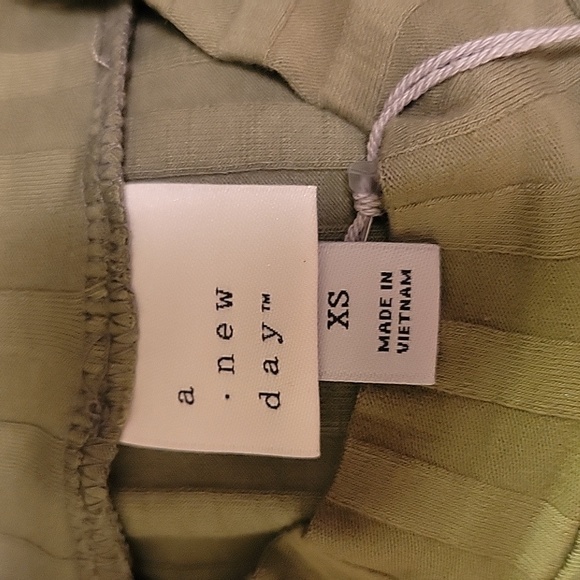 188 NWT Tank by a new day - Picture 3 of 6